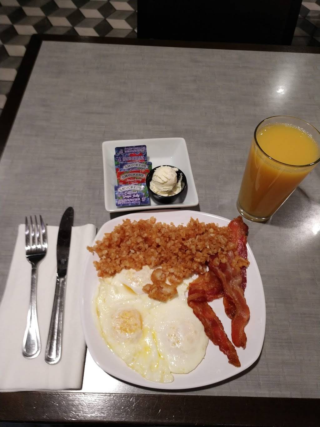 Mad Town Gastropub | restaurant | Dane Country Regional Airport, 4000 International Ln, Madison, WI 53704, USA | 6082439614 OR +1 608-243-9614