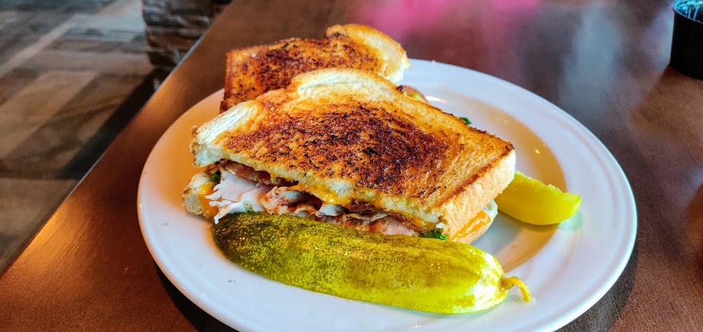 Dannys on the Green | restaurant | 6250 Club House Dr SE, Salem, OR 97306, USA | 5033634653 OR +1 503-363-4653