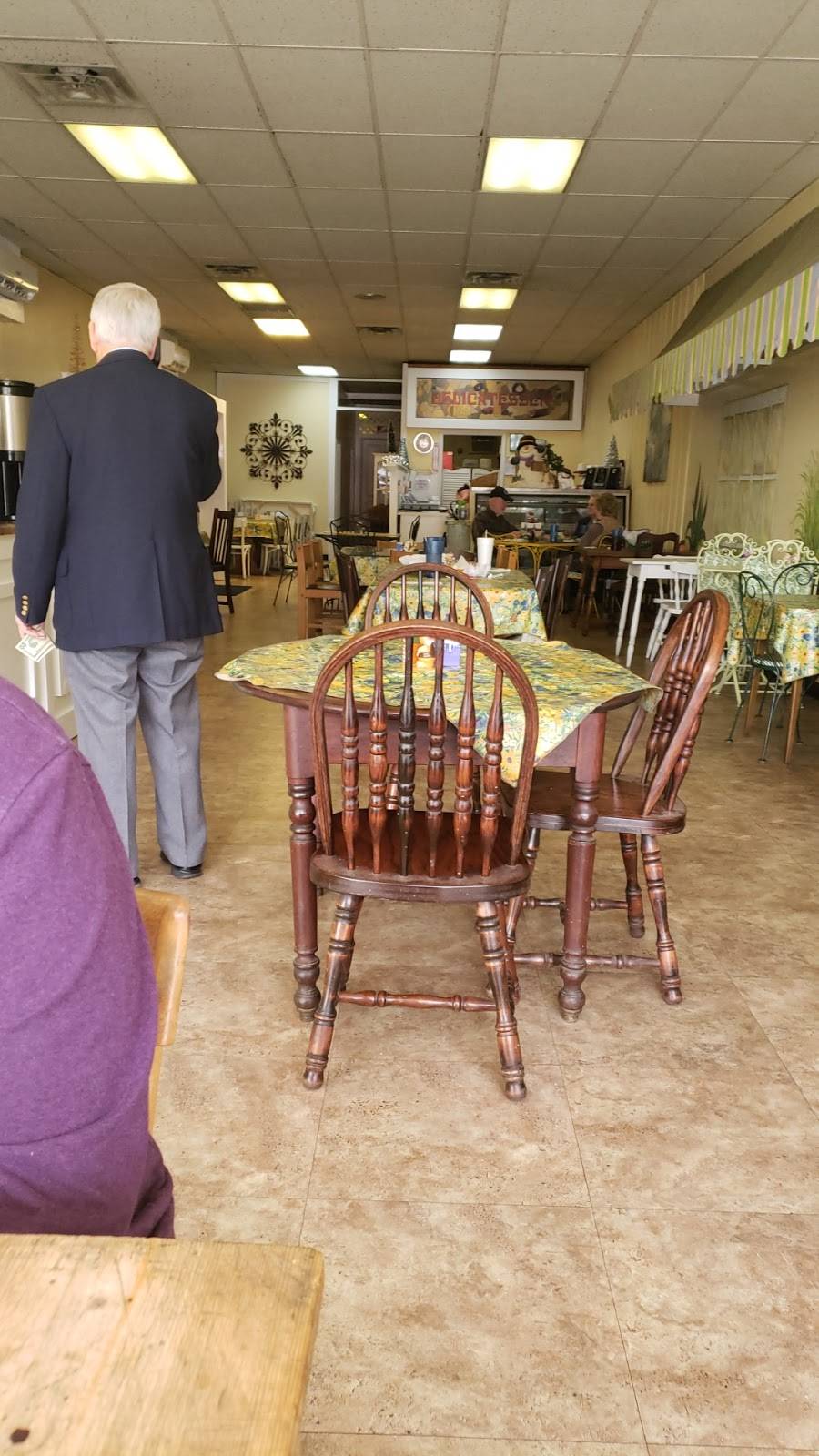 Cafe Royale | restaurant | 110 Court Sq E, Talladega, AL 35160, USA | 2563623681 OR +1 256-362-3681