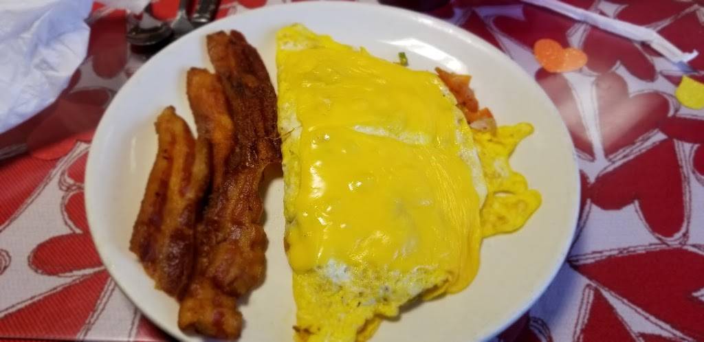 Moms Diner | restaurant | 105 Mckenzie St, Hudson, MI 49247, USA | 5174488444 OR +1 517-448-8444