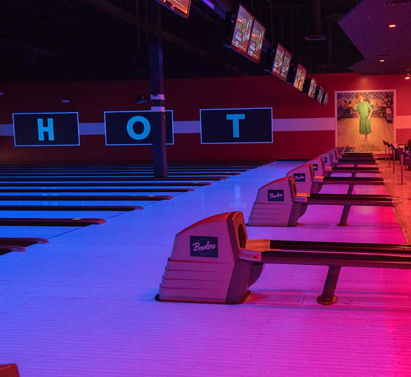 Bowlero Romeoville | restaurant | 735 Center Blvd, Romeoville, IL 60446, USA | 6303782695 OR +1 630-378-2695