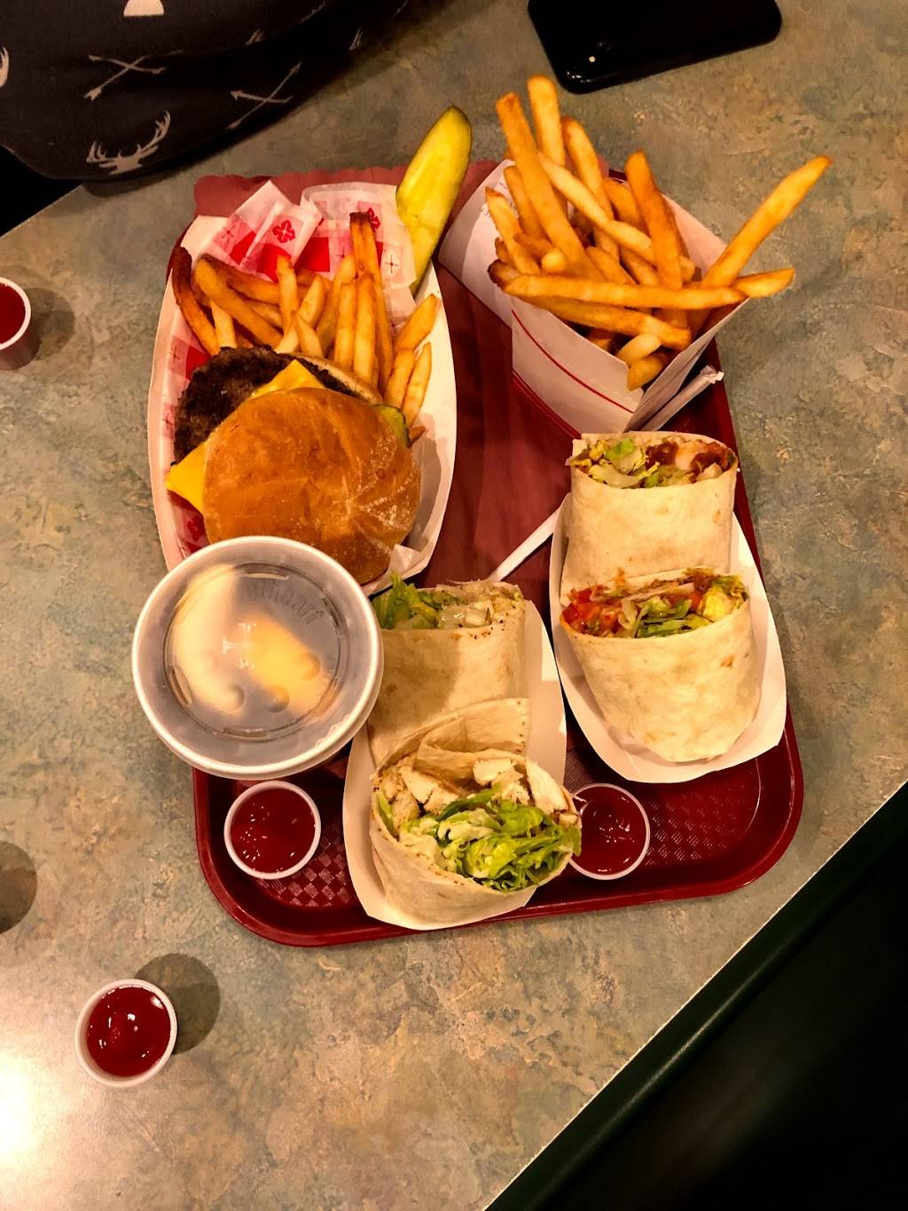 Summer House | restaurant | 552 College Hwy, Southwick, MA 01077, USA | 4135693581 OR +1 413-569-3581