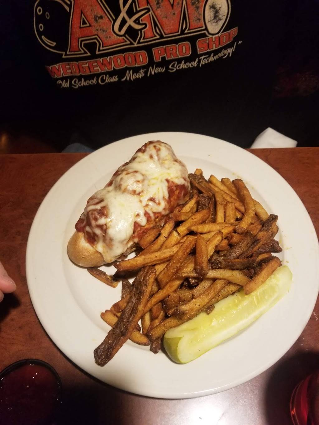 Johnnys Fine Food & Spirits | restaurant | 7807 Market St, Boardman, OH 44512, USA | 3307588262 OR +1 330-758-8262