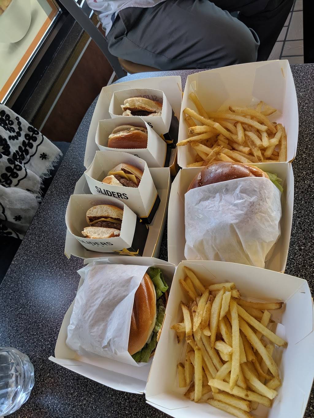 Hardees | restaurant | 607 E Main St, Luray, VA 22835, USA | 5407431500 OR +1 540-743-1500