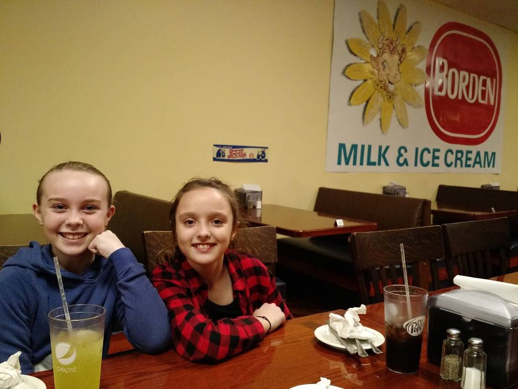 Sadies General Store & Restaurant | restaurant | 38 W Cumberland St, Martinsville, IL 62442, USA | 2173823004 OR +1 217-382-3004