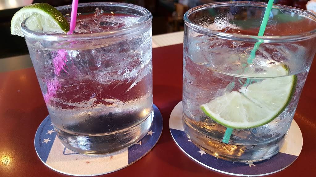 Gippers Sports Bar & Grill | restaurant | 1860 University Ave, Green Bay, WI 54302, USA | 9204351515 OR +1 920-435-1515