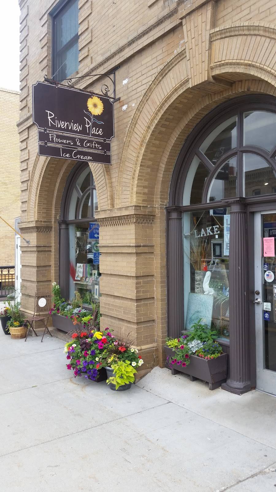 Riverview Place | meal takeaway | 21 N Broadway, Pelican Rapids, MN 56572, USA | 2188634040 OR +1 218-863-4040