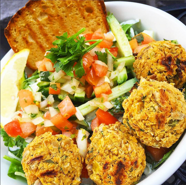 Carrots N Dates | restaurant | 2090 Wyandotte St E, Windsor, ON N8Y 5B2, Canada | 5199625115 OR +1 519-962-5115