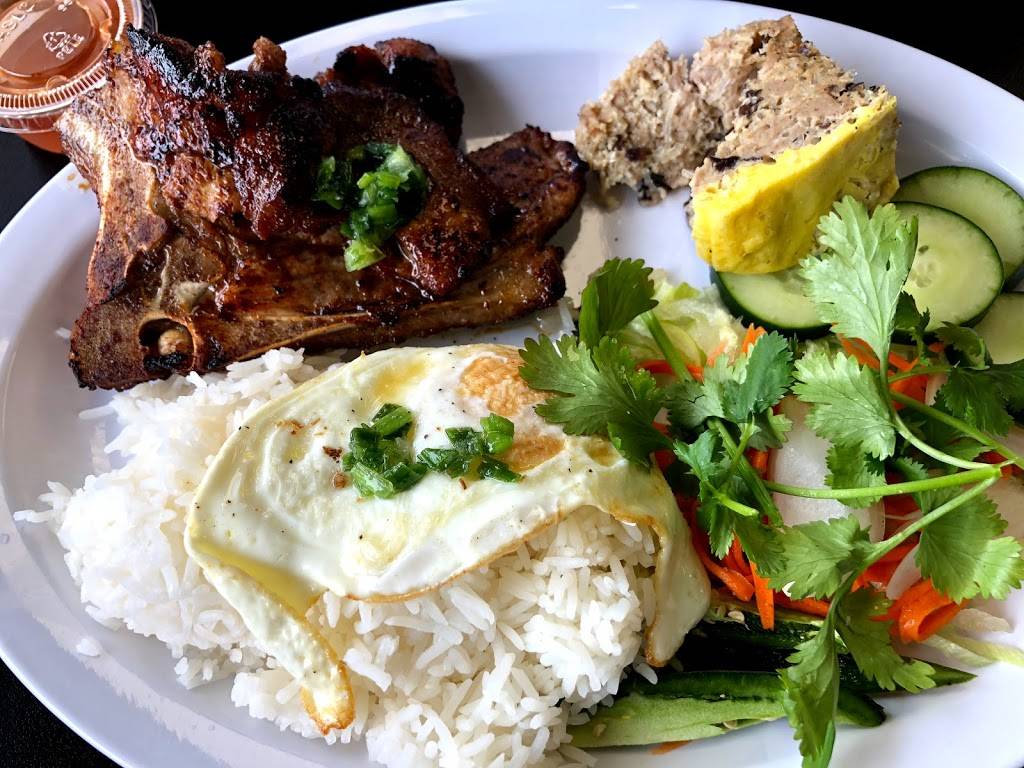 Bun Mee Phan | restaurant | 4011 N Oak Trafficway, Kansas City, MO 64116, USA | 8165996603 OR +1 816-599-6603