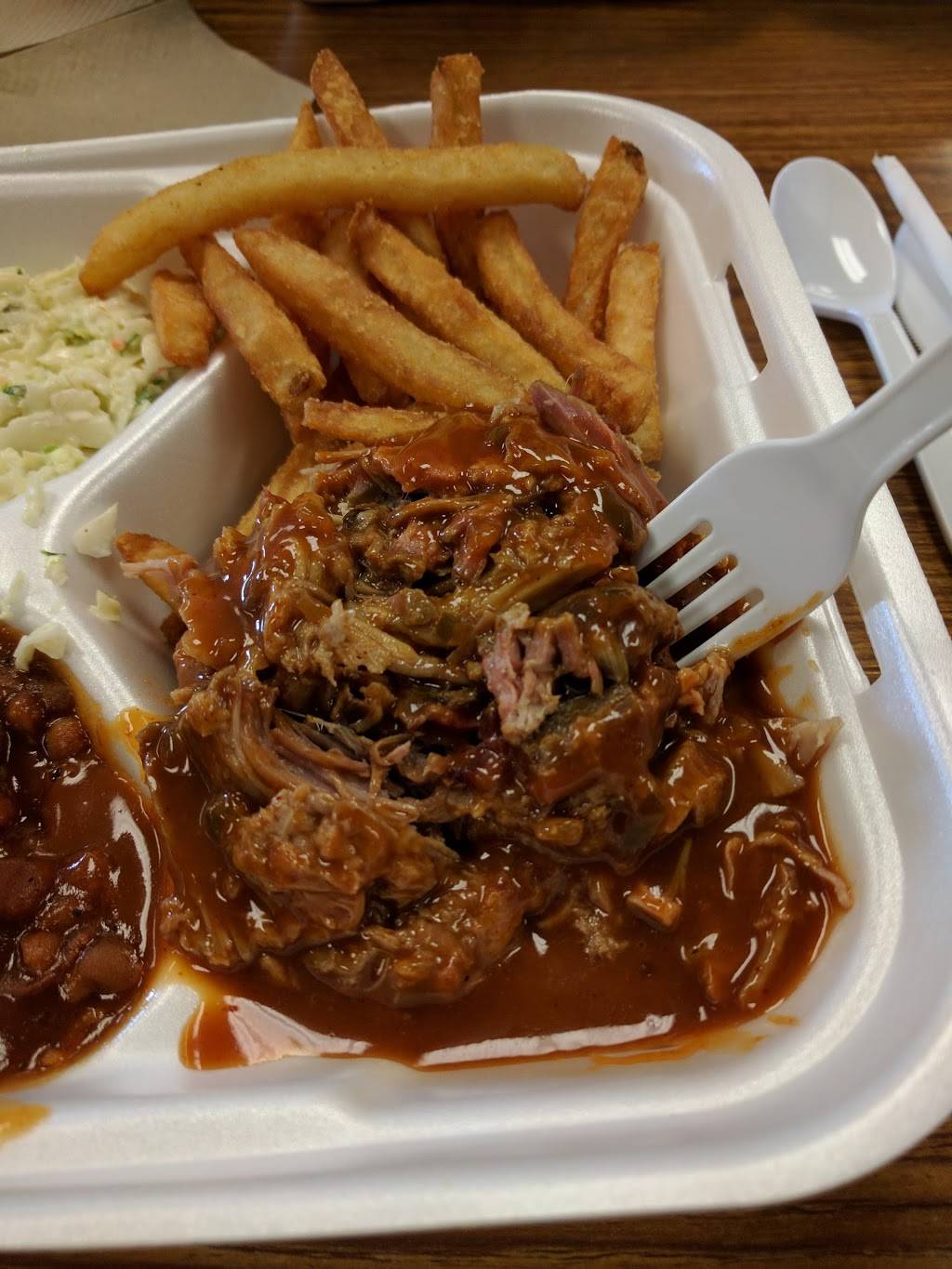 Three Little Pigs Bar-B-Q | restaurant | 5145 Quince Rd, Memphis, TN 38117, USA | 9016857094 OR +1 901-685-7094