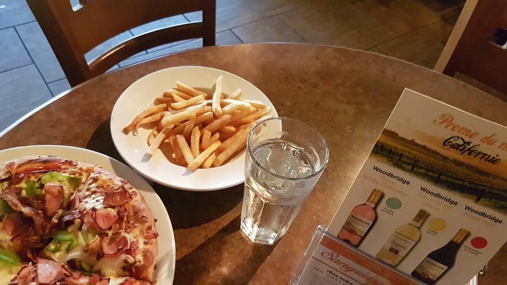 Mikes | restaurant | 199 Boul Labelle, Rosemère, QC J7A 2H2, Canada | 4504193303 OR +1 450-419-3303