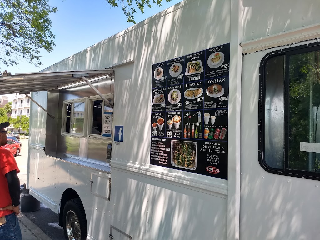 Lonchera El Tapatio Taco Truck | restaurant | 1575 Riverwalk, Milwaukee, WI 53212, USA | 4143239709 OR +1 414-323-9709