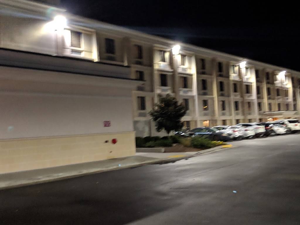 Holiday Inn Charlotte Airport - Hub Bar and Grill | restaurant | 3020, 2707 Little Rock Rd, Charlotte, NC 28214, USA | 7043944301 OR +1 704-394-4301