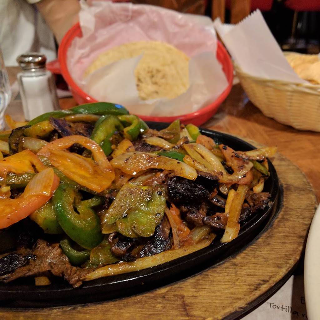 El Senorial | restaurant | 1901 S 31st St, Milwaukee, WI 53215, USA | 4143859506 OR +1 414-385-9506