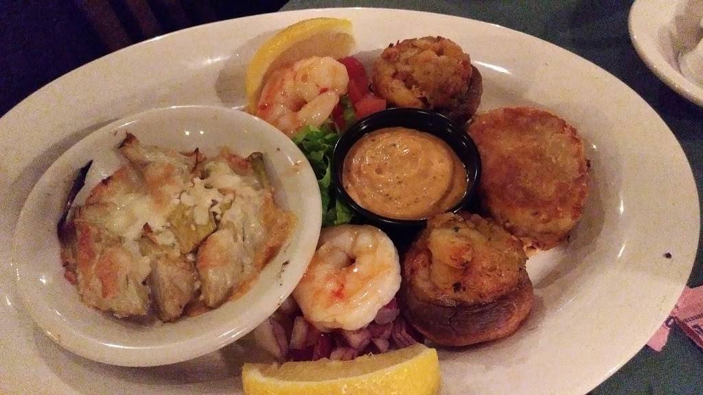 Lyons Den Restaurant & Tavern | restaurant | 25 Dock Rd, Gilford, NH 03249, USA | 6032938833 OR +1 603-293-8833