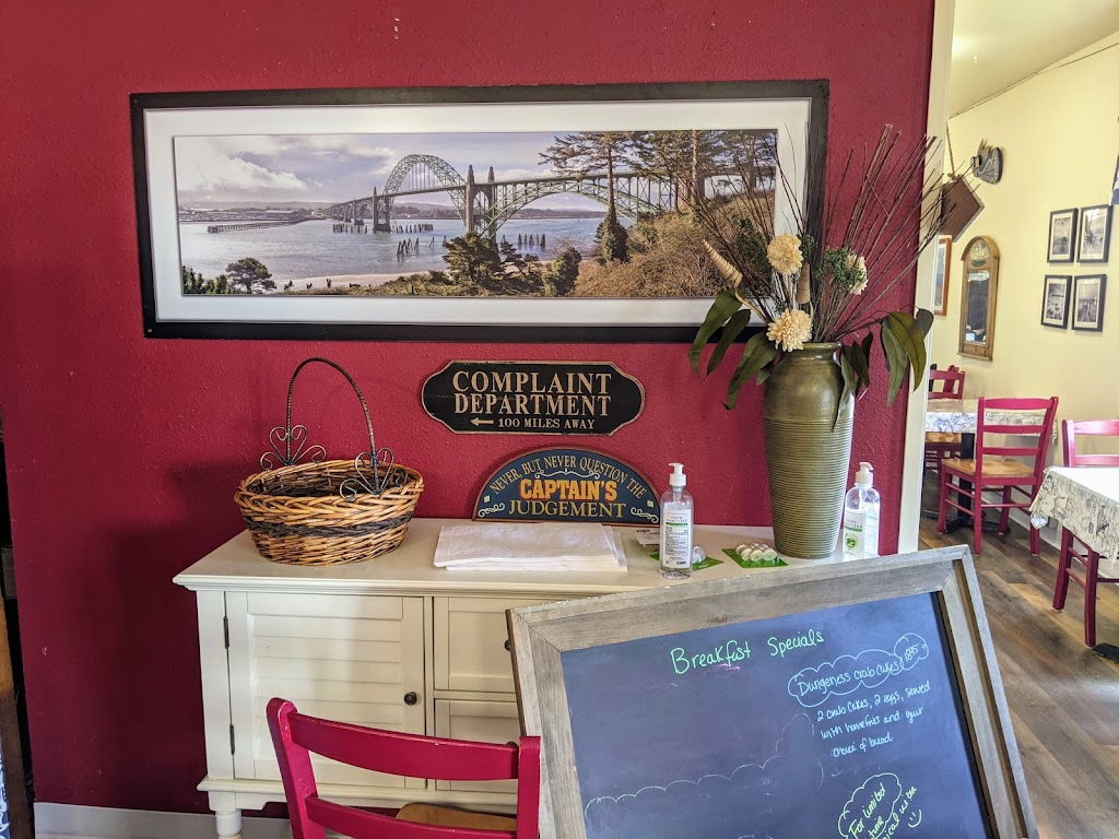 Fishtails Cafe | restaurant | 3101 SE Ferry Slip Rd # 18, Newport, OR 97365, USA | 5418676002 OR +1 541-867-6002