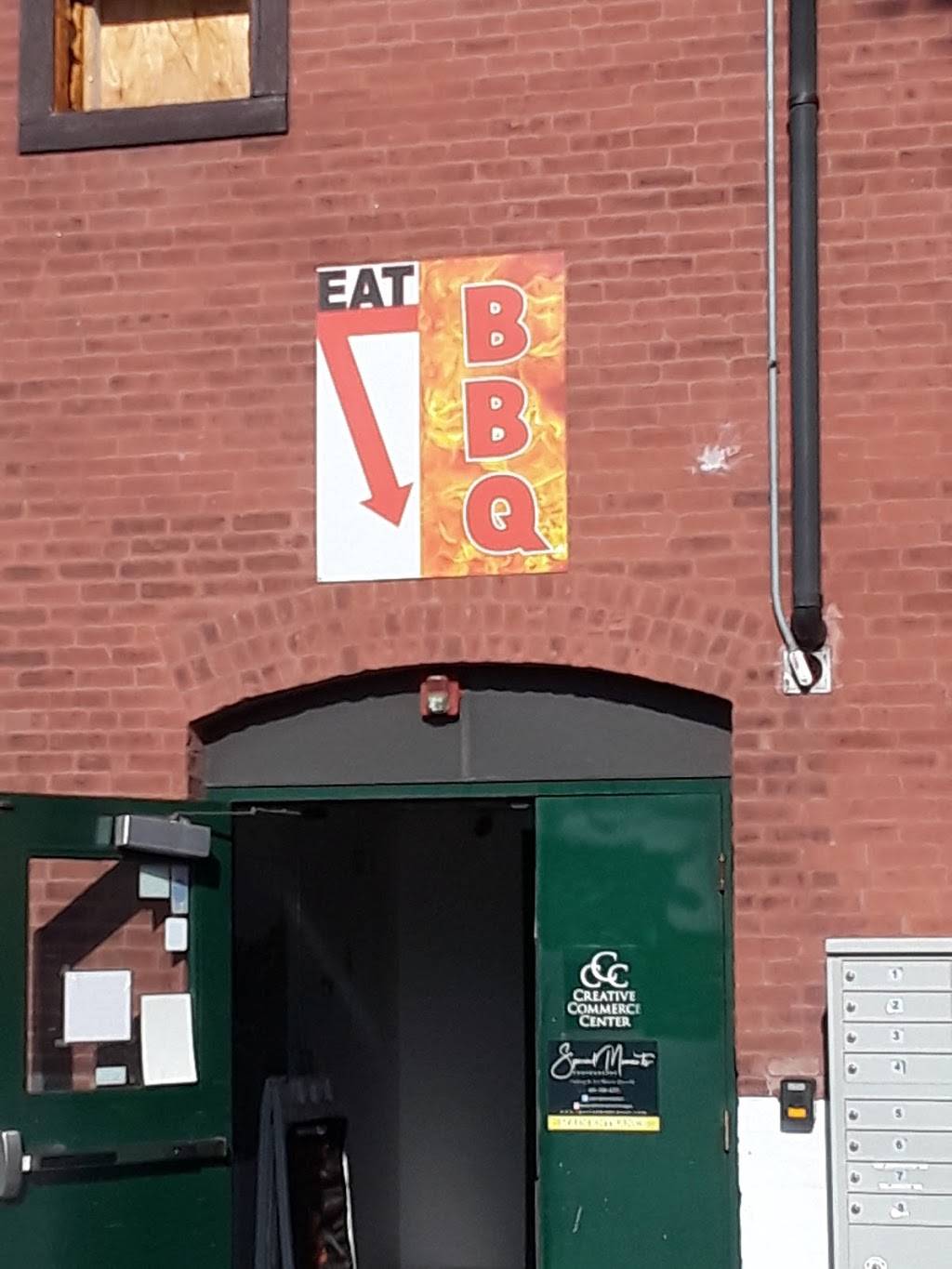 Smoke and Squeal BBQ | restaurant | 881 Main St, Pawtucket, RI 02860, USA | 6175957646 OR +1 617-595-7646