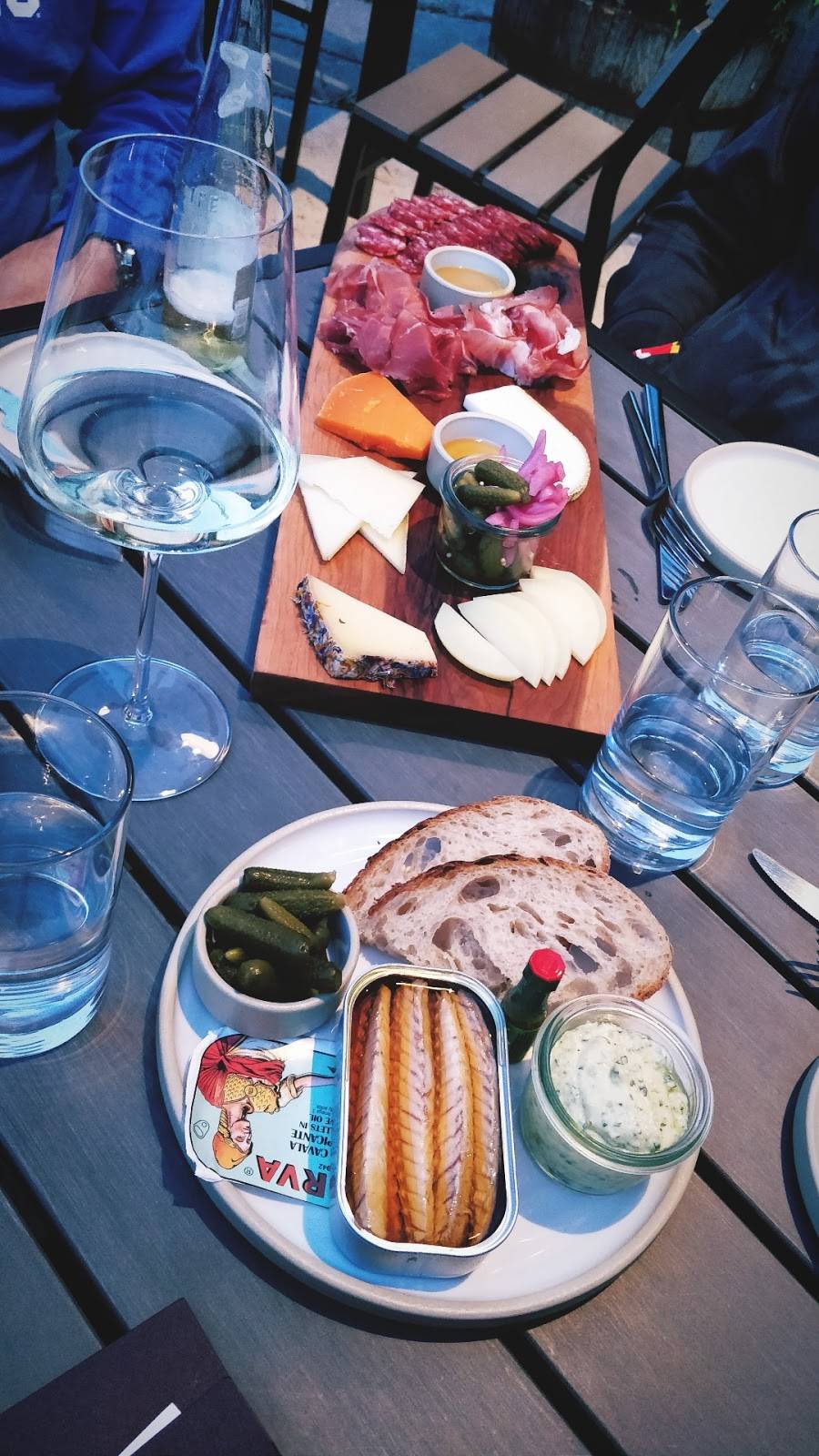 The Little Club | restaurant | 1197 Hertel Ave, Buffalo, NY 14216, USA | 7164276400 OR +1 716-427-6400