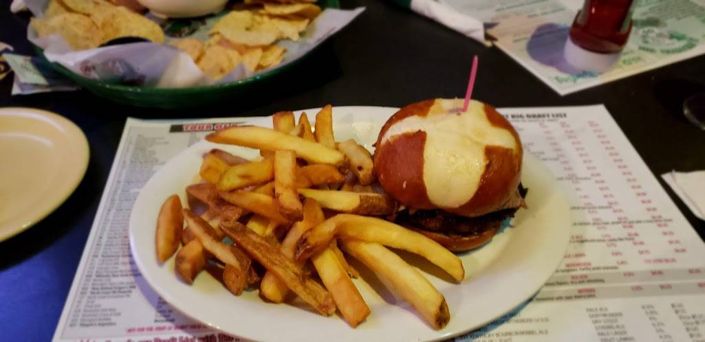 Winking Lizard Tavern | restaurant | 25380 Miles Rd, Bedford, OH 44146, USA | 2168313488 OR +1 216-831-3488