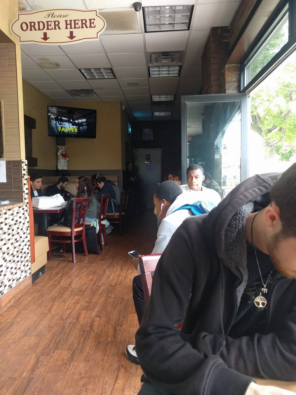 Enzos | restaurant | 1623 Oriental Blvd, Brooklyn, NY 11235, USA | 7187439056 OR +1 718-743-9056