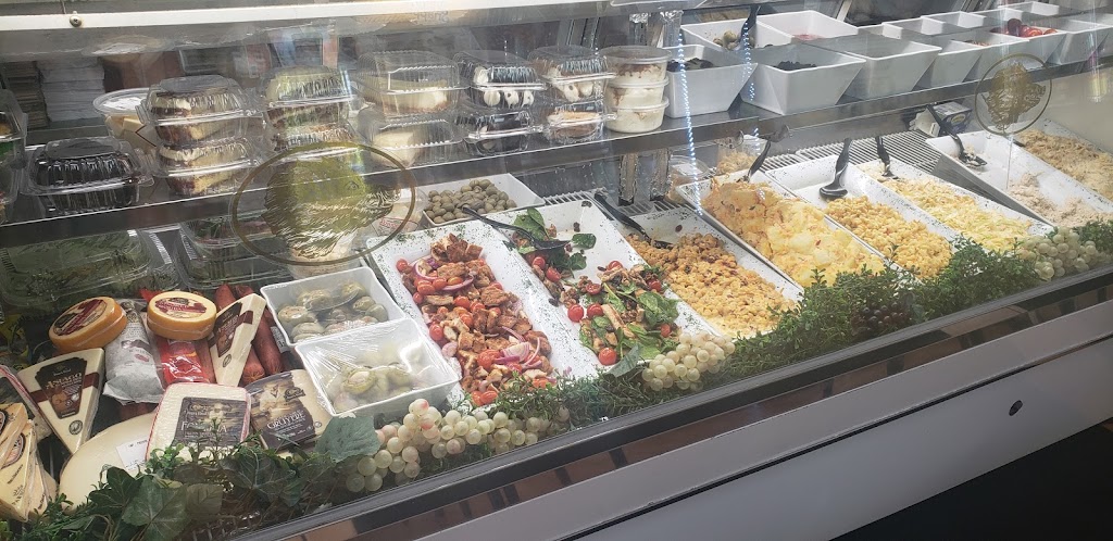 Giannas Family Deli | restaurant | 867 Midland Ave, Yonkers, NY 10704, USA | 9142339960 OR +1 914-233-9960