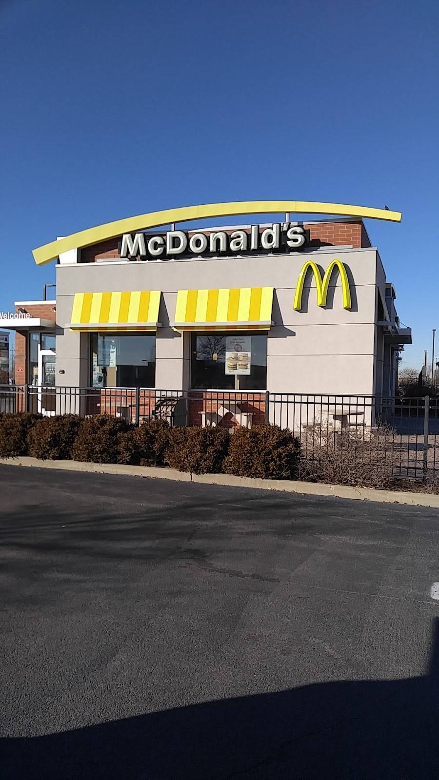 McDonalds | cafe | 2050 N, IL-50, Bourbonnais, IL 60914, USA | 8159297420 OR +1 815-929-7420