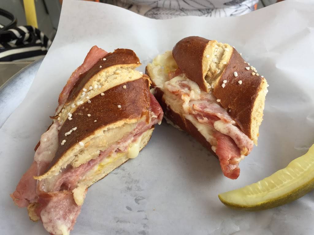 The Tipping Point | restaurant | 5015 Hampstead High St, Montgomery, AL 36116, USA | 3342609110 OR +1 334-260-9110