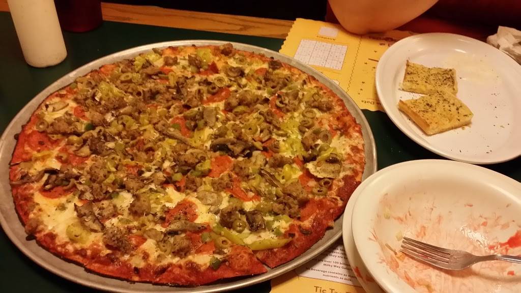 Monicals Pizza | restaurant | 900 S Court St, Tuscola, IL 61953, USA | 2172534749 OR +1 217-253-4749