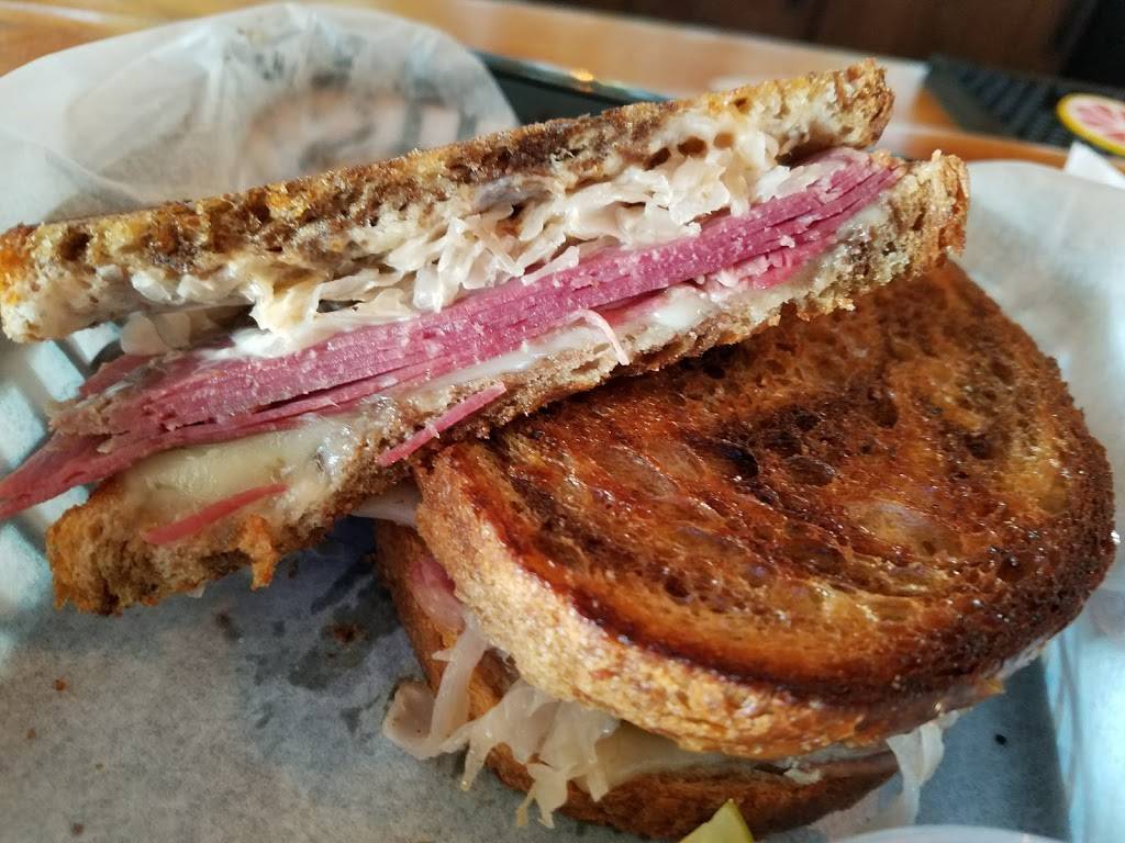 The Landing | restaurant | 2234 E Layton Ave, St Francis, WI 53235, USA | 4144830702 OR +1 414-483-0702