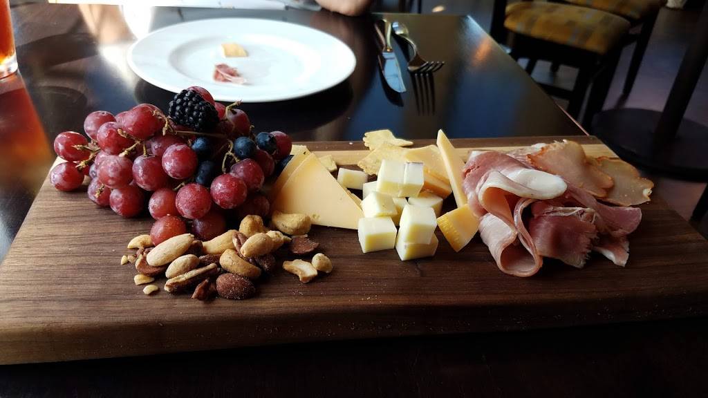 Glacier Ledge Restaurant and Bar | restaurant | 8103 WI-42, Egg Harbor, WI 54209, USA | 9208681333 OR +1 920-868-1333