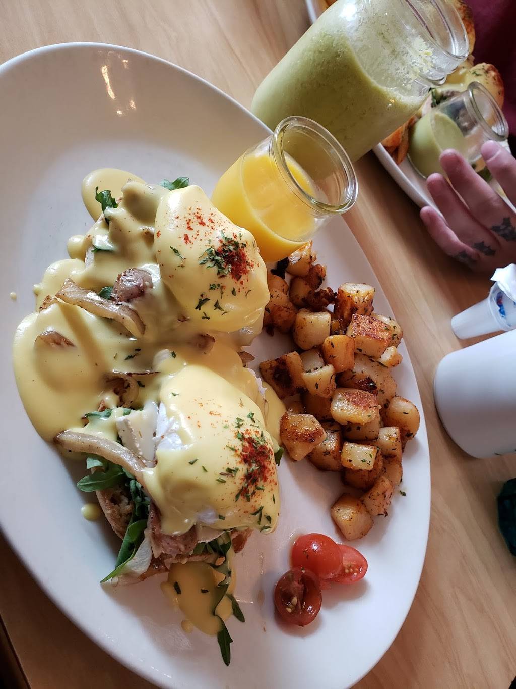 Charlotte café | restaurant | 958 Rue Labelle, Mont-Tremblant, QC J8E 2W5, Canada | 8194296635 OR +1 819-429-6635