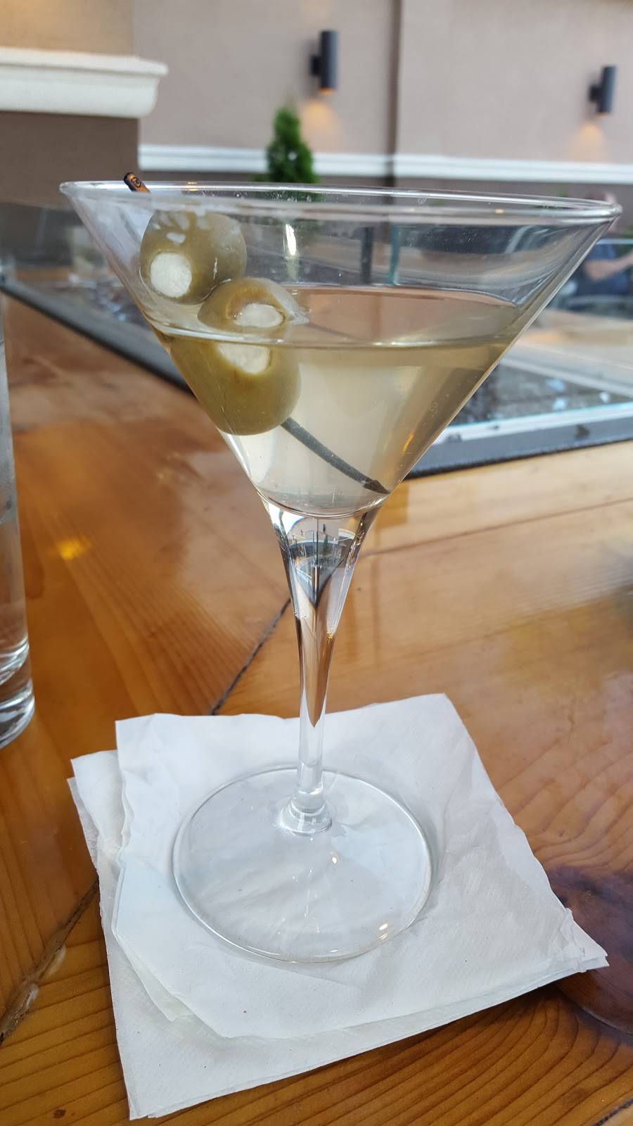 Bar Louie | night club | 200 E W Rand Rd, Mt Prospect, IL 60056, USA | 8473943456 OR +1 847-394-3456