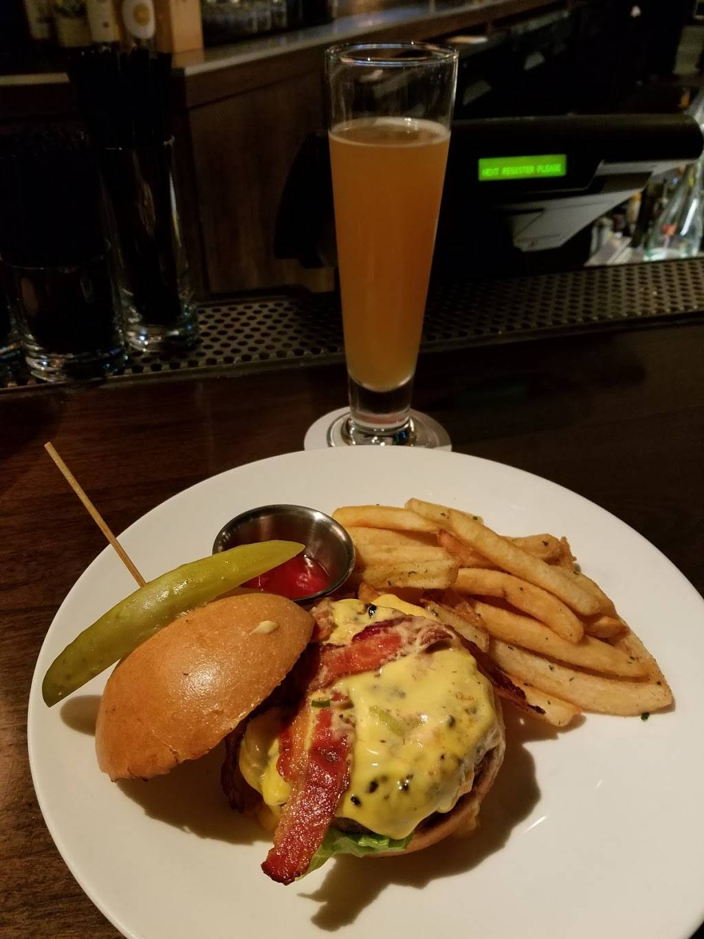 Pizza & Burger by Michael Mina | meal takeaway | 4441 Collins Ave, Miami Beach, FL 33140, USA | 3056744636 OR +1 305-674-4636