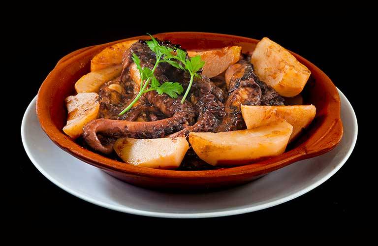 Caloura Bar & Grill | restaurant | 468 Rogers Rd, York, ON M6M 1B1, Canada | 6477483044 OR +1 647-748-3044