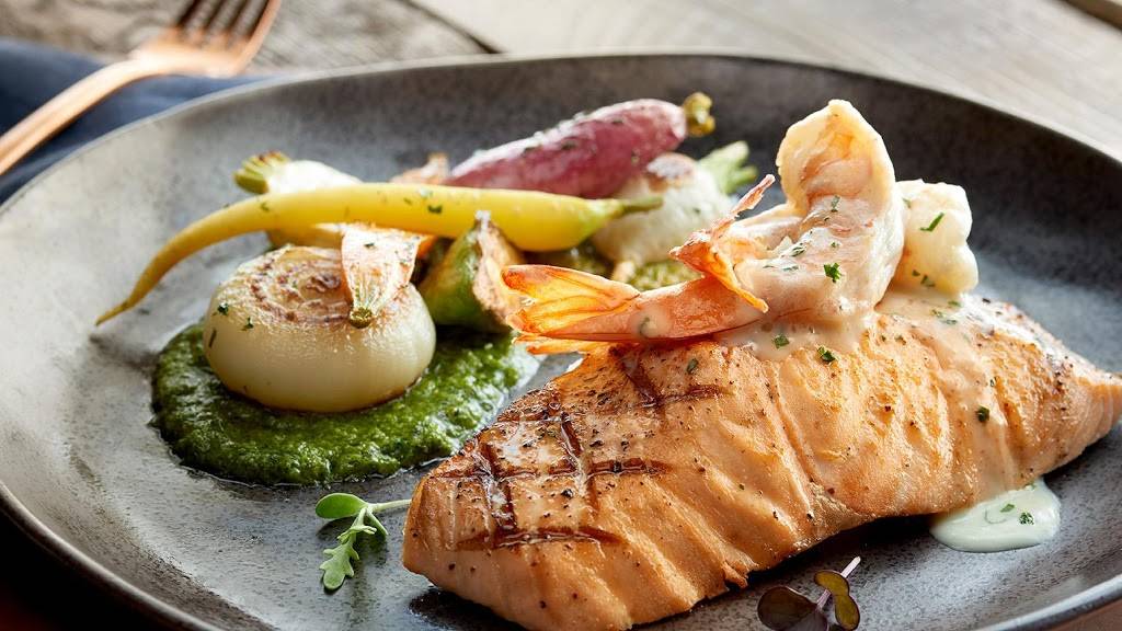 McCormick & Schmicks Seafood & Steaks | restaurant | 1 S Broad St, Philadelphia, PA 19107, USA | 2155686888 OR +1 215-568-6888