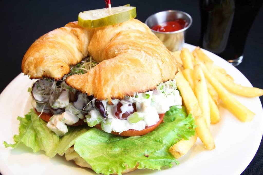 Matt The Millers Tavern | restaurant | 11 City Center Dr, Carmel, IN 46032, USA | 3178051860 OR +1 317-805-1860