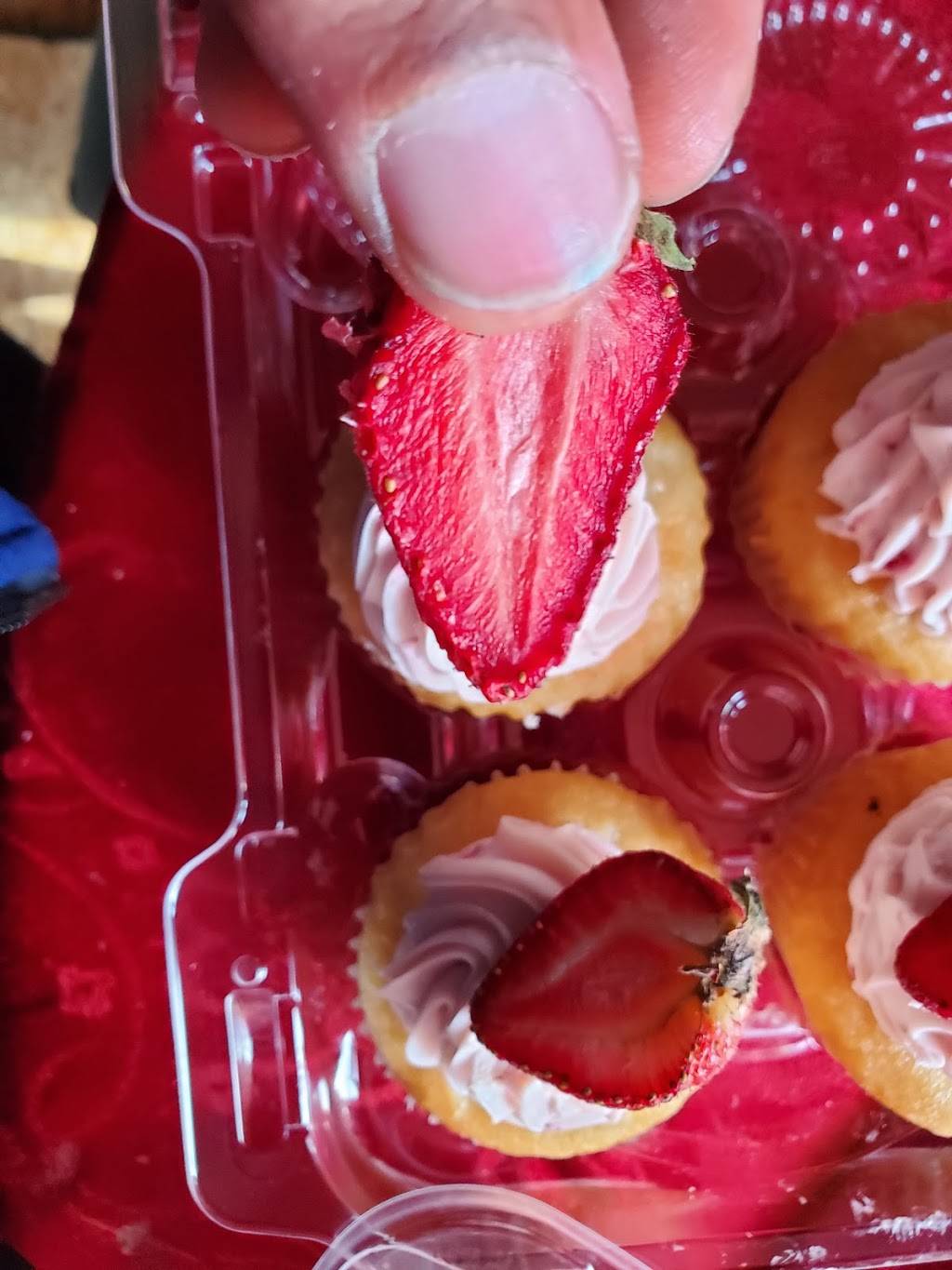 Bougie Berries Dessert Boutique | restaurant | 7157 W Burleigh St, Milwaukee, WI 53210, USA | 6624268443 OR +1 662-426-8443