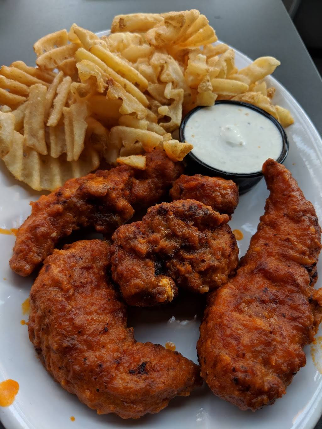 Pluckers Wing Bar | restaurant | 7101 W, TX-71 Ste E19, Austin, TX 78735, USA | 7372019464 OR +1 737-201-9464