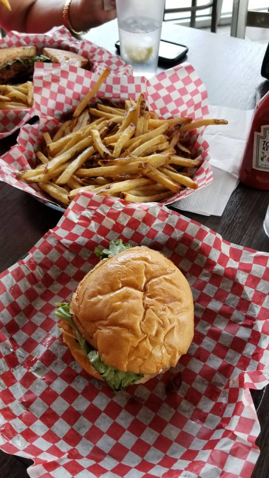 Brown Bag Burgers | restaurant | 4326 N Leavitt Rd a, Lorain, OH 44053, USA | 4402420344 OR +1 440-242-0344