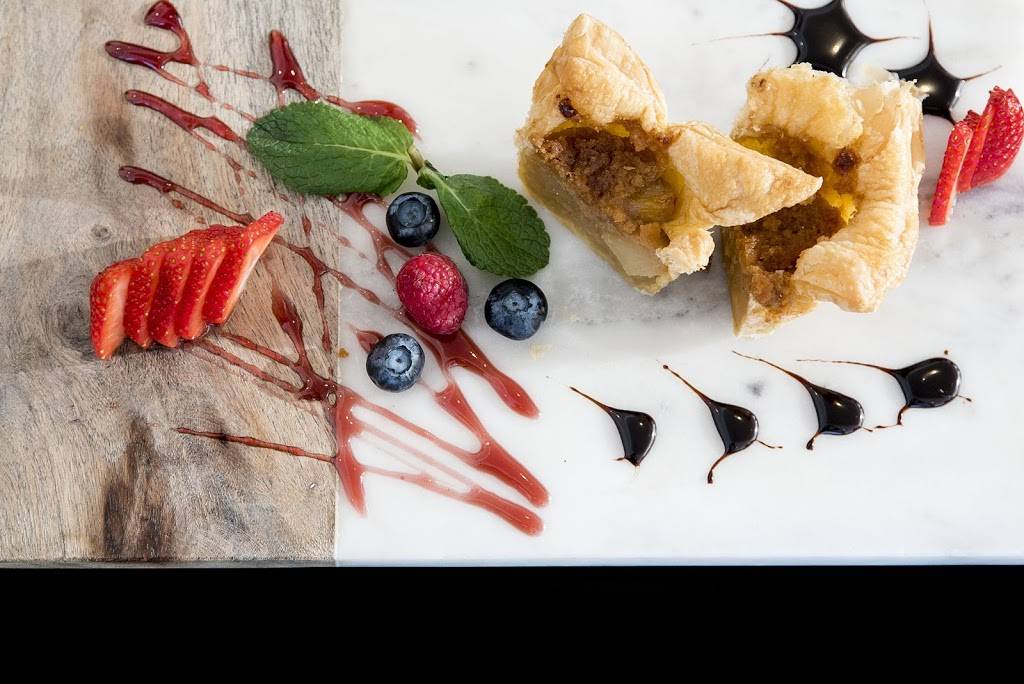 Bistro Le District | restaurant | 55 Impasse Lady-Colborne B, Gatineau, QC J9H 1Z2, Canada | 8195570505 OR +1 819-557-0505