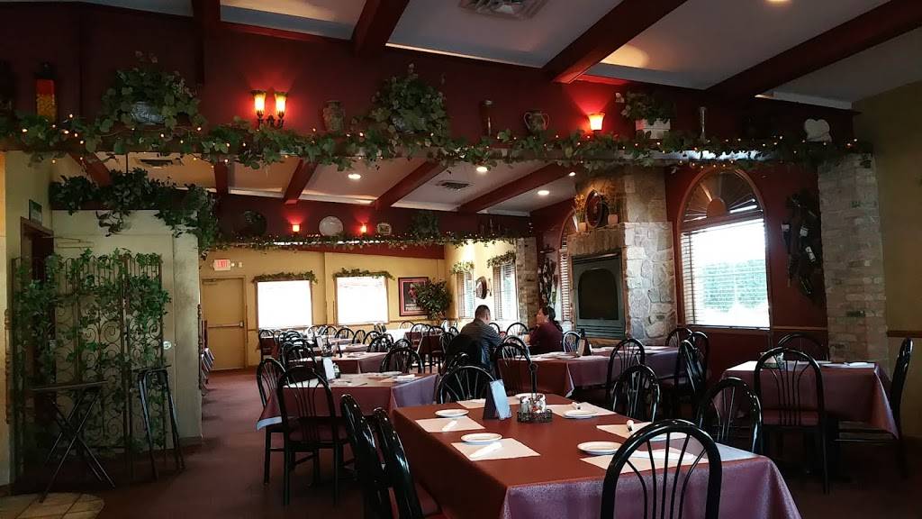 Ginos Italian | restaurant | 584 W Johnson St, Fond du Lac, WI 54935, USA | 9209069999 OR +1 920-906-9999