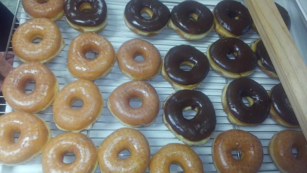Sinas Donut and Deli | restaurant | 6625 Maynardville Pike, Knoxville, TN 37918, USA | 8653773162 OR +1 865-377-3162