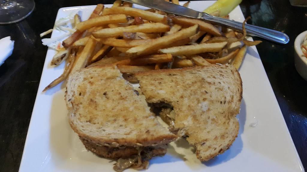 Crossroads Bar & Grill | restaurant | 108 Rainbow St, South Royalton, VT 05068, USA | 8027632002 OR +1 802-763-2002