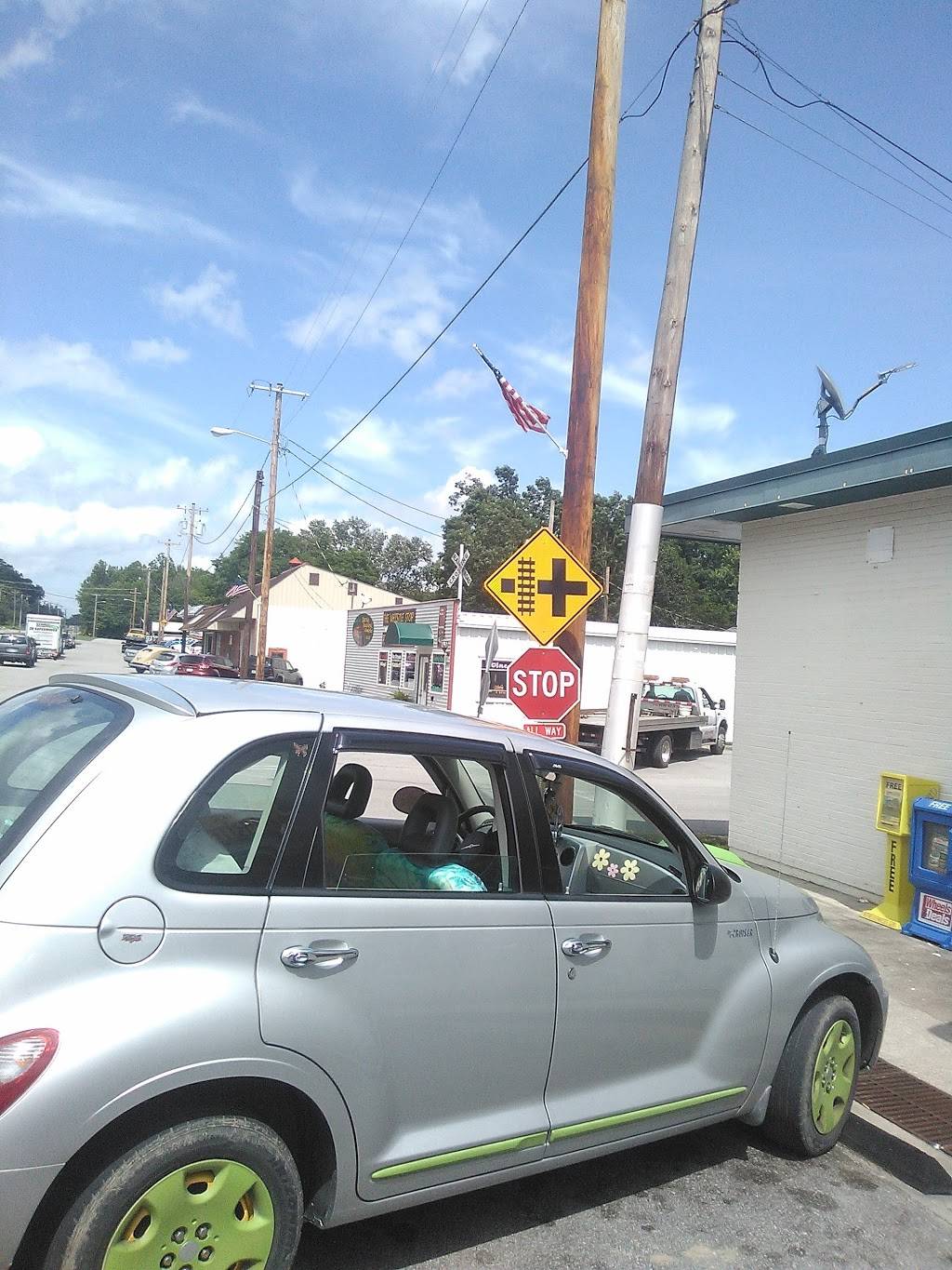 The Whistle Stop Pizzeria & More | restaurant | 303 Broad St, Baxter, TN 38544, USA | 9318583287 OR +1 931-858-3287