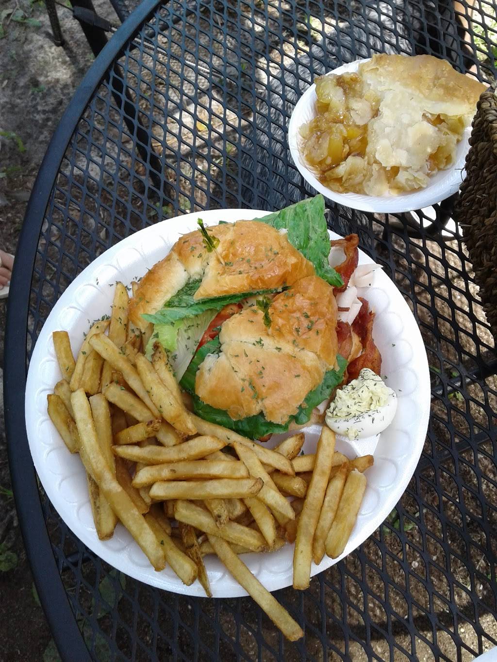 Lucy Bells | restaurant | 111 Benjies Point Rd, Daufuskie Island, SC 29915, USA | 8433416477 OR +1 843-341-6477