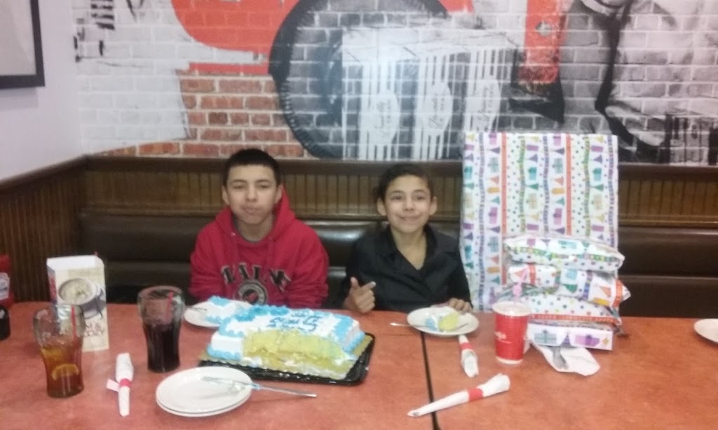 Friendlys | meal takeaway | 489 Newton St, South Hadley, MA 01075, USA | 4135388010 OR +1 413-538-8010