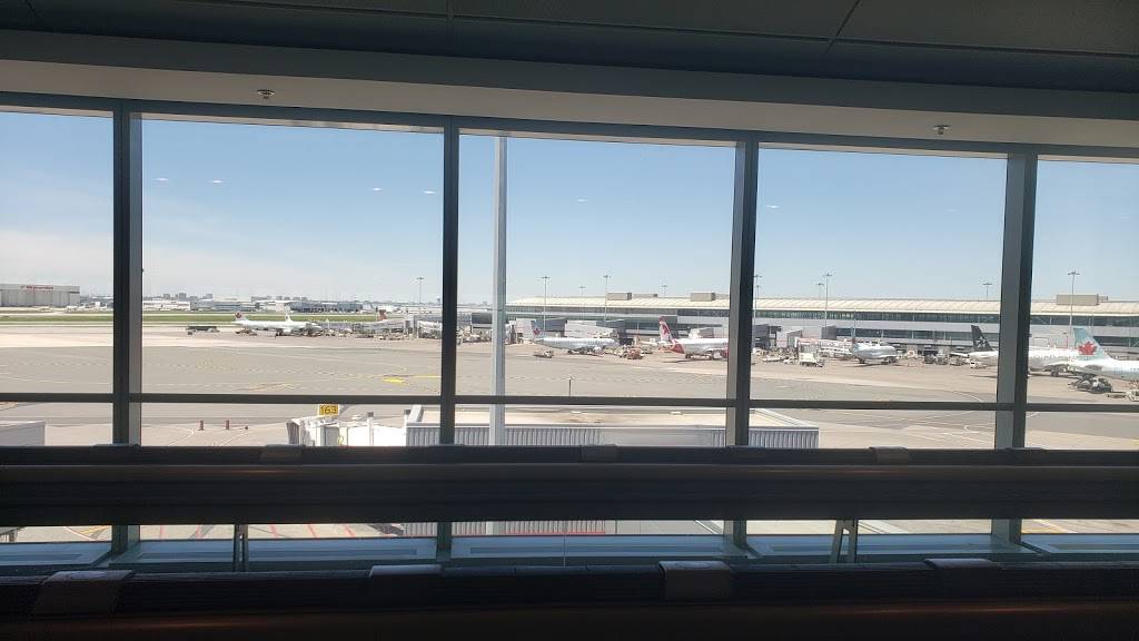 Upper Crust | meal takeaway | 6301 Silver Dart Dr, Mississauga, ON L4W 1S9, Canada | 4167762849 OR +1 416-776-2849