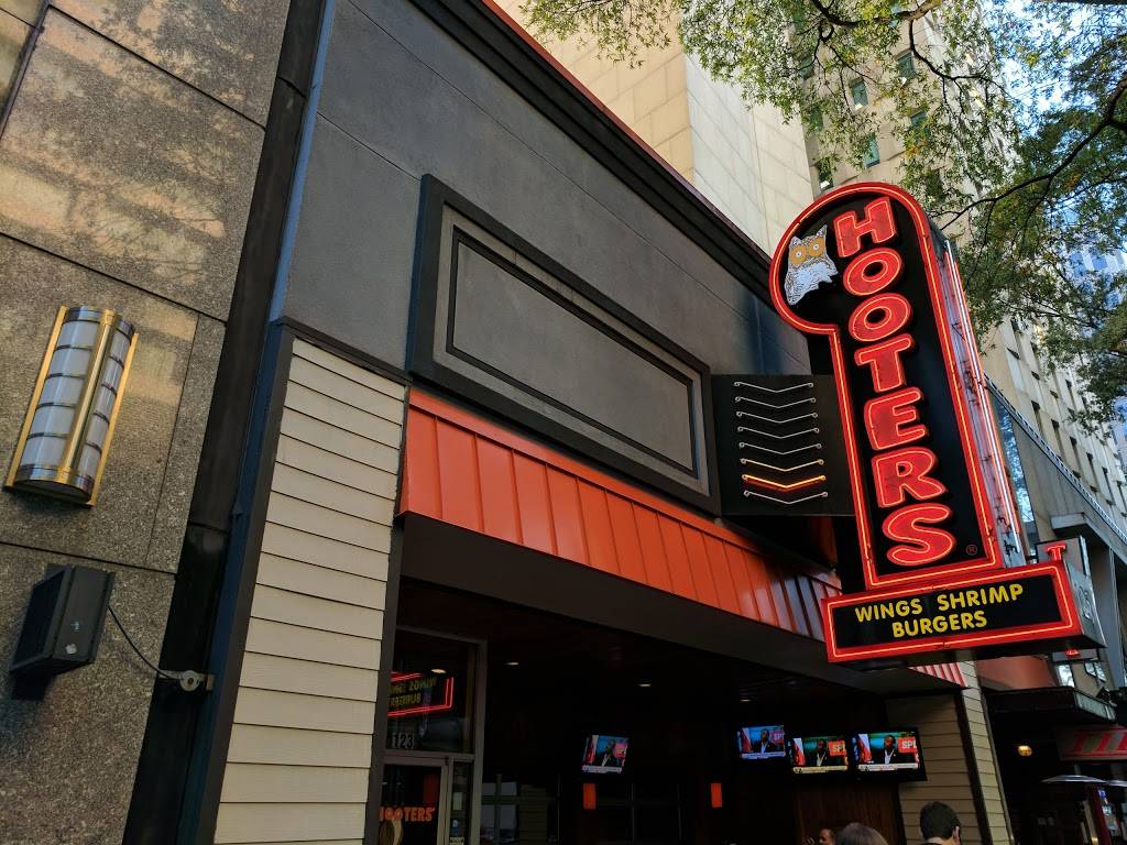 Hooters | restaurant | 123 W Trade Street, Charlotte, NC 28202, USA | 7043334566 OR +1 704-333-4566