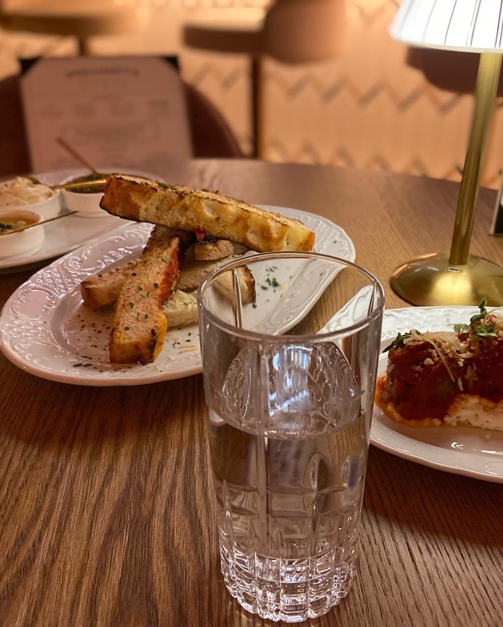 Gino & Martys | restaurant | 844 W Randolph St, Chicago, IL 60607, USA | 3122919120 OR +1 312-291-9120