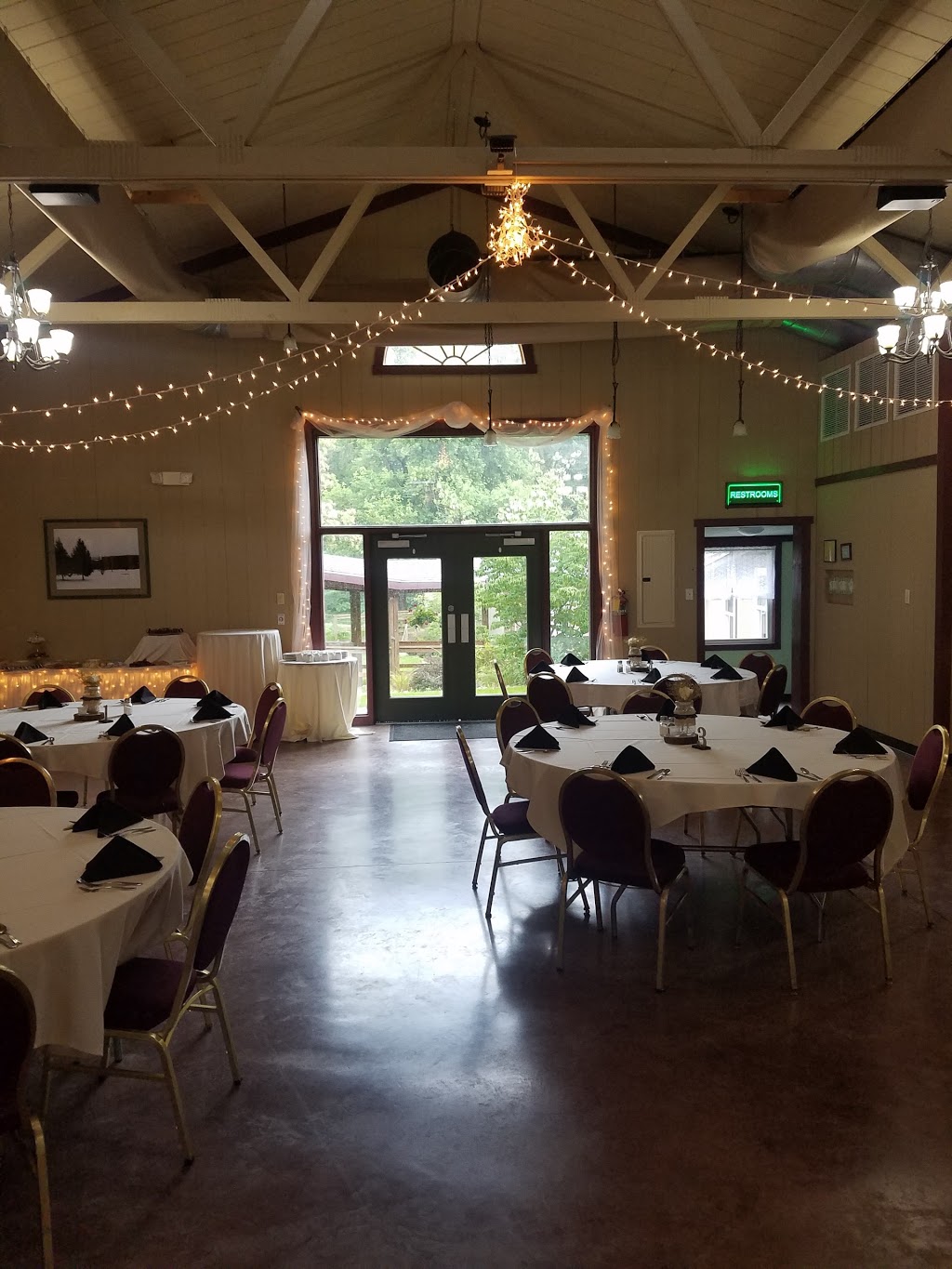 Foggy Mountain Lodge and Restaurant | restaurant | 117 Foggy Mountain Ln, Stahlstown, PA 15687, USA | 7245931000 OR +1 724-593-1000